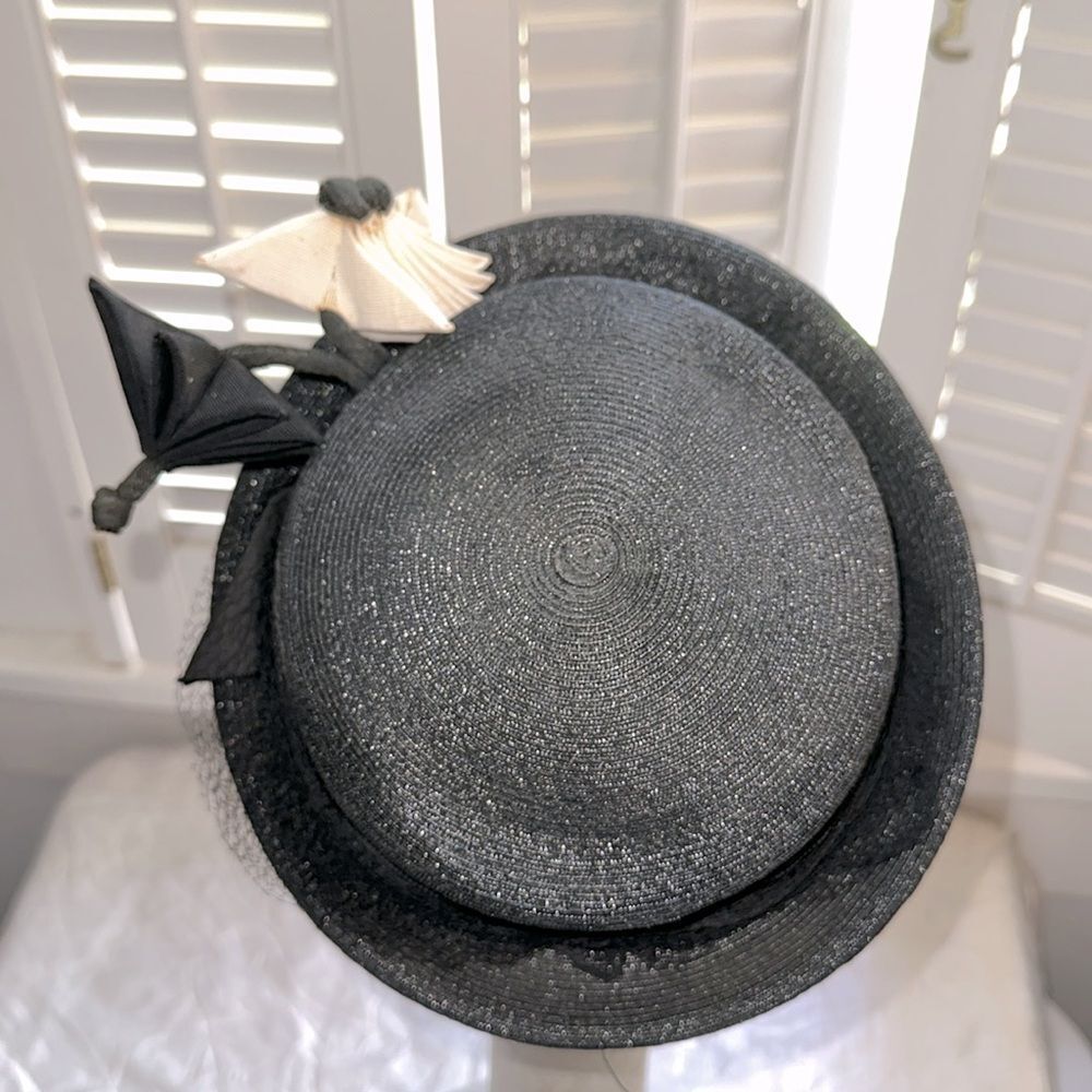 Vintage 50s/60s A New York Creation Small Black Hat with Distinctive Accents - Picture 3 of 7